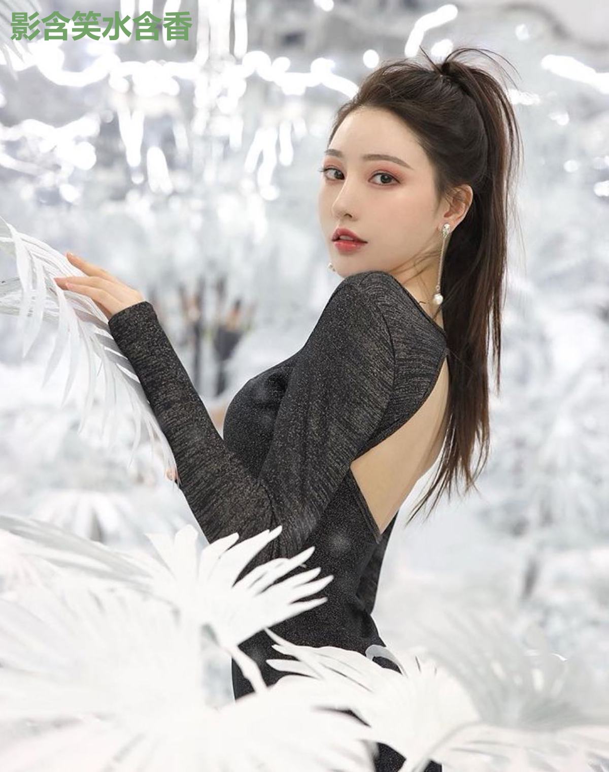 影含笑水含香